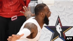 LeBron James jubile après la victoire de l'équipe LeBron contre l'équipe Stephen 148-145 lors du match All-Star de la NBA 2018, au Staples Center de Los Angeles, Californie, 18 février 2018. 