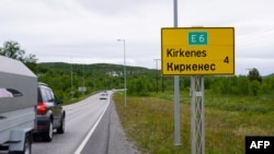 Một bảng chỉ đường có tên 'Kirkenes' bằng tiếng Na Uy và tiếng Nga tại Kirkenes, Na Uy ngày 6/7/2023. Ngày 23/5/2024, Na Uy tuyên bố sẽ đóng cửa biên giới đối với du khách Nga.