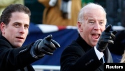 Phó tổng thống Joe Biden (phải) và con trai ông- Hunter Biden.