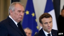 18 Mart 2022 - MoDem Başkanı Francois Bayrou (solda) ve Fransa Cumhurbaşkanı ve Emmanuel Macron, siyasi kampanya kapsamında Fransa'nın güneybatısındaki Pau kentinde bulunan Palais Beaumont'ta vatandaşlarla biraraya gelmişti.