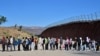 Di dân xếp hàng chờ được cứu xét tạm thời tình trạng di trú tại Jacumba Hot Springs, California, ngày 5/6/2024.