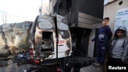 Filistin sağlık yetkilileri, haftalardır İsrail güçlerinin ağır baskısı altında olan Beyt Lahiye'deki hastanenin içindeki personelle irtibatın kesildiğini belirtti. 