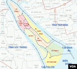 Cù lao Dung chia Sông Hậu ra làm hai nhánh: nhánh hữu ngạn chảy ra cửa Trần Đề, nhánh tả ngạn chảy ra cửa Định An. [nguồn: Wikipedia, thêm ghi chú của người viết].