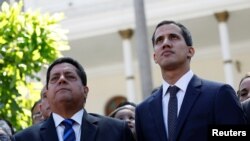 Chủ tịc Quốc hội lập hiến của Venezuela Juan Guaido (phải) và cấp phó của ông, Edgar Zambrano, rời quốc hội sau một buổi làm việc. Ông Zambrano bị tình báo Venezuela bắt hôm 8/5.