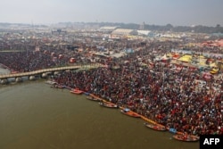 12 yılda bir düzenlenen altı haftalık Hindu festivali için on milyonlarca kişi en kutsal sayılan günde günahlarından arınacakları inancıyla kutsal suda yıkanmak için toplanıyor.