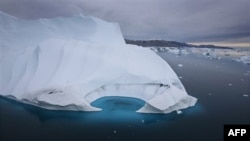 Một băng sơn ngoài khơi duyên hải Ammasalik, Greenland đang bị tan chảy do khí hậu biến đổi