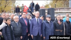 Emekli askerler ve eylemi destekleyen yurttaşlar, “Mustafa Kemal’in askerleriyiz” sloganlarıyla Atatürk’ün mozolesine evsahipliği yapan Anıtkabir’e yürüyüşe geçti.