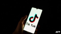 Biểu tượng TikTok trên điện thoại thông minh.