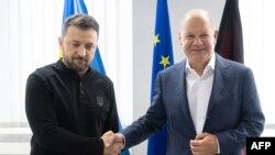 Thủ tướng Đức Olaf Scholz (phải) và Tổng thống Ukraine Volodymyr Zelenskyy bắt tay khi gặp nhau để đàm phán song phương tại Frankfurt am Main, miền Tây nước Đức, ngày 6/9/2024.