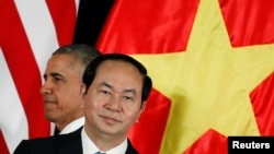 Tổng thống Obama quyết định dỡ bỏ lệnh cấm vận vũ khí sát thương cho Việt Nam khi tới thăm Hà Nội năm 2016..