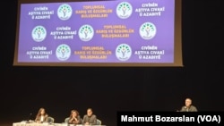 DEM Parti, partilileri görüş ve önerilerini Abdullah Öcalan’a iletmek üzere ‘Toplumsal Barış ve Özgürlük Buluşmaları’ düzenliyor. Diyarbakır’daki buluşmada konuşan Eş Genel Başkan Tuncer Bakırhan, toplantılardan çıkan sonucu Abdullah Öcalan’a ileteceklerini söyledi.