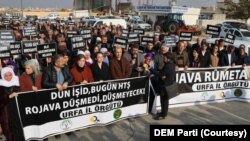 DEM Parti ve DBP ile ittifak partilerinin üyeleri Suriye'deki gelişmelere dikkat çekmek amacıyla Şanlıurfa’nın Suruç İlçesinde bir araya geldi.