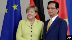 Thủ tướng Việt Nam Nguyễn Tấn Dũng và Thủ tướng Đức Angela Merkel trong cuộc họp báo chung tại Berlin, ngày 15/10/2014.