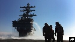 Hải quân Mỹ trên Hàng Không Mẫu Hạm USS Ronald Reagan ngoài khơi bờ biển Nhật Bản