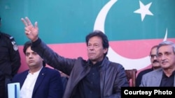 عمران خان پریس کانفرنس میں گفتگو کر رہے ہیں۔ 29 نومبر 2017