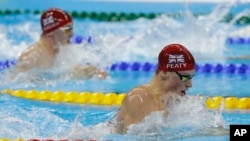 Adam Peaty của Anh cũng đã lập kỷ lục thế giới trong môn bơi ếch 100 mét nam với thời gian 57,13 giây.