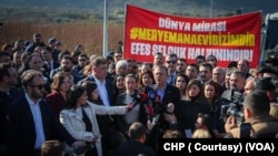 CHP lideri Özgür Özel Meryem Ana Evi Otoparkı'nın CHP’li Selçuk Belediyesi’nin yetkisinden alınmasına karşı başlayan protestoya katıldı.