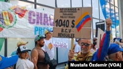 Venezuela'daki bir protesto gösterinde emekli maaşına zam yapılmasını isteyen bir emekli