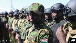 Polisye Kenyan ki fe pati fos miltinasyonal LONU apiye a kanpe sou pis aterisaj ayeropo entenasyonal Toussaint Louverture la nan Potoprens, 18 Janvye 2025.