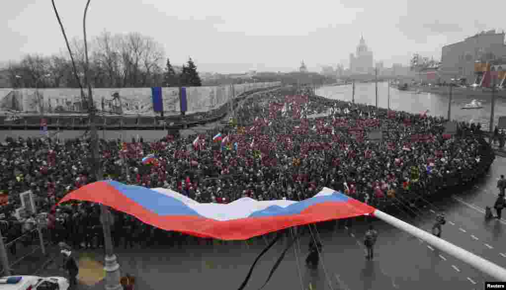 Quốc kỳ Nga trong cuộc diễu hành tưởng niệm ông Boris Nemtsov tại Moscow, ngày 1/3/2015.