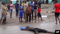 Người dân tụ tập quanh một người đàn ông bị nghi tử vong vì Ebola ở Monrovia, Liberia.