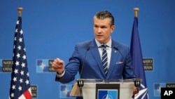 ABD Savunma Bakanı Pete Hegseth Brüksel’de yapılan NATO savunma bakanları toplantısının ardından yaptığı açıklamada, Ukrayna savaşı konusunda Washington’un Rusya ile müzakere stratejisine yönelik eleştirileri reddetti, 13 Şubat 2025. 