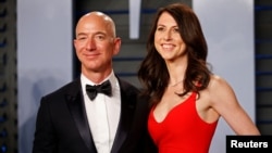 Tư liệu: ảnh hai vợ chồng Jeff & MacKenzie Bezos tại sự kiện Oscar ngày 3/4/2018. REUTERS/Danny Moloshok/File Photo