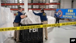 Mảnh vỡ khinh khí cầu Trung Quốc được xét nghiệm trong phòng thí nghiệm của FBI tại Quantico, Virginia.