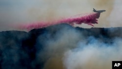 Los Angeles’ta günlerdir devam eden yangınları söndürme çalışmalarında havadan müdahalelerde pembe renkli bir söndürücü madde kullanılıyor.
