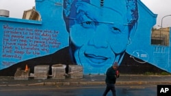 Bức vẽ trên tường hình nhà cố lãnh đạo Nam Phi Nelson Mandela ở Cape Town, Nam Phi, 18/7/14