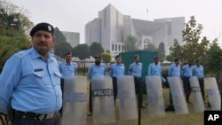 بدھ کو آسیہ بی بی کی اپیل کا فیصلہ سنائے جانے کے موقع پر متوقع احتجاج کے پیشِ نظر سپریم کورٹ کے باہر سکیورٹی کے سخت انتظامات کیے گئے تھے۔