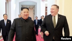  Sekrete Deta Ameriken an Mike Pompeo, adwat, kap mache ansanm ak lidè nò koreyen an Kim Jong Un nan Pyongyang. 7 oktòb 2018 la. 