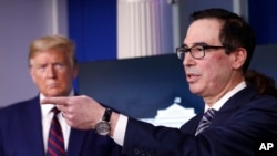 Bộ trưởng Tài chính Mỹ Steven Mnuchin speaks trong một cuộc họp báo ở Nhà Trắng.