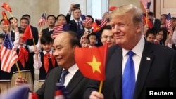 Tổng thống Donald Trump và Thủ tướng Nguyễn Xuân Phúc tại Hà Nội. Lượng người Việt bị trục xuất tăng cao nhất dưới thời Tổng thống Donald Trump, theo dữ liệu của ICE.