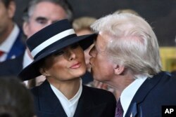 Prezidan-eli Donald Trump bo madanm ni Melania Trump anvan seremoni envestiti li nan Rotunda Capitol la, 20 Janvye 2025 nan Washington.