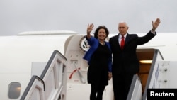 Phó TT Mike Pence và phu nhân, Karen, trước khi rời phi trường quốc tế Ben Gurion, gần Tel Aviv, Israel, ngày 23/1/2018.