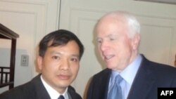 Thượng nghị sĩ Hòa Kỳ John McCain (phải) và Luật sư Nguyễn Văn Ðài, ngày 20 tháng 1, 2012