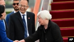 Bộ trưởng Tài chính Mỹ Janet Yellen (phải) đến Sân bay Quốc tế Thủ đô Bắc Kinh và được ông Dương Anh Minh (giữa 0Vụ trưởng Vụ Quan hệ Kinh tế Quốc tế của Bộ Tài chính Trung Quốc, tiếp đón vào ngày 6 tháng 7 năm 2023.