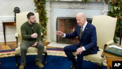 Tổng thống Mỹ Joe Biden đón tiếp Tổng thống Ukraine Volodymyr Zelenskyy tại Phòng Bầu dục, Tòa Bạch Ốc, ngày 21/12/2022.