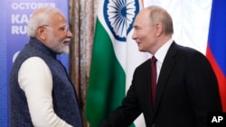 Tổng thống Nga Vladimir Putin (phải) và Thủ tướng Ấn Độ Narendra Modi bắt tay nhau trong cuộc gặp bên lề Hội nghị thượng đỉnh BRICS tại Điện Kremlin Kazan ở Kazan, Nga, ngày 22/10/2024.