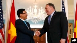 Ngoại trưởng Mỹ Mike Pompeo và người đồng nhiệm Việt Nam trong cuộc gặp ở Washington năm 2019.