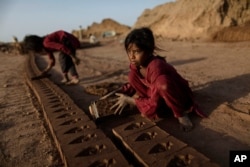 پاکستان میں اینٹوں کے کئی بھٹوں پر بچوں سے مشقت لی جاتی ہے۔