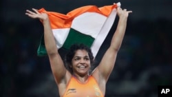 Vđv Sakshi Malik của Ấn Độ ăn mừng huy chương đồng sau chiến thắng trước Aisuluu Tynybekova đến từ Kyrgyzstan trong môn đấu vật tự do nữ hạng 58 kg tại Thế vận hội mùa hè năm 2016 Rio de Janeiro, Brazil, ngày 17 tháng 08 năm 2016.