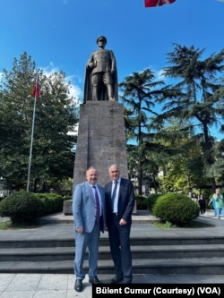 Paris Trabzonlular Derneği Başkanı Cumur ve Epinay sur Seine Belediye Başkanı Chevreau Trabzon’da Atatürk anıtını ziyaret etti.