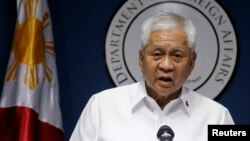 Ngoại trưởng Philippines Albert del Rosario.