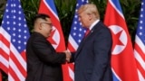 Tổng thống Mỹ Donald Trump bắt tay Lãnh tụ Triều Tiên Kim Jong Un trong một khoảnh khắc lịch sử tại Khách sạn Capella trên Đảo Sentosa ở Singapore, ngày 12 tháng 6, 2018.