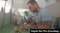 Anh Huỳnh Văn Phụ, một cựu thuyền nhân Việt chờ lệnh trục xuất, may khẩu trang, trong garage để xe của nhà bố mẹ anh ở nam California, để phân phát cho những cộng đồng cần đến thiết bị bảo hộ trong dịch COVID-19. (Photo courtesy of Huynh Van Phu)