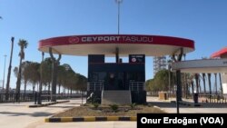 Mersin’in küçük liman kasabası Taşucu, yılın bu zamanı için alışılmadık sayıda yolcuyu ağırlıyor.