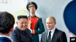 Nhà lãnh đạo Triều Tiên Kim Jong Un gặp Tổng thống Nga Vladimir Putin tại Vladivostok, Nga, ngày 25/4/2019.