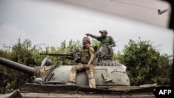 Des soldats des Forces armées de la RDC sur un char vers Sake, à 25 km de Goma, le 23 janvier 2025.